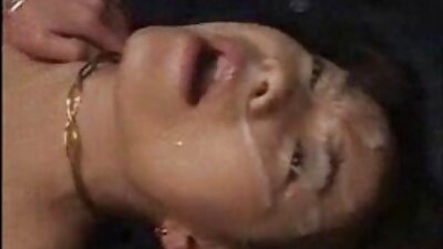 گندی بوڑھے والد نے پڑوسیوں کی سب سے چھوٹی بیٹی کو چودا۔